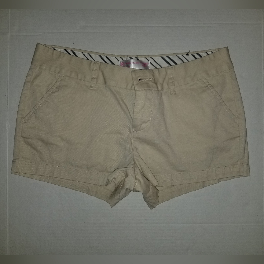 No Boundaries Women's Tan Cream Shorts